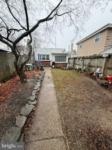 a view of a yard in front of house