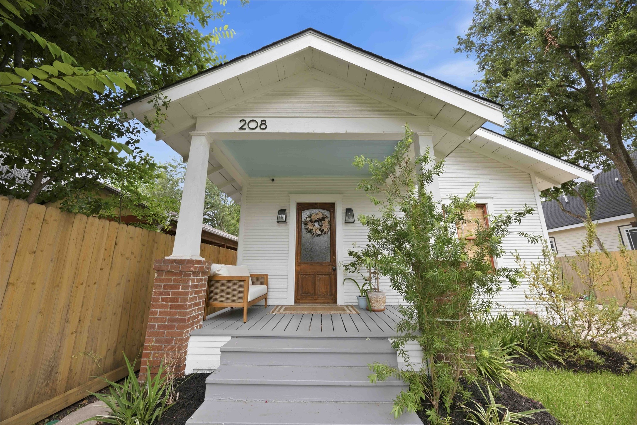 208 Archer Street Houston, TX 77009 - Photo 7 of 26 Beautifully landscaped, well maintained and ready for move in.