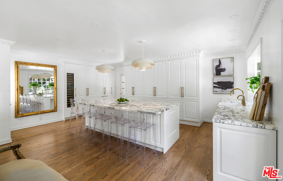 949 Stone Canyon Road Los Angeles, CA 90077 - Photo 12 of 41 a living room with furniture and a table