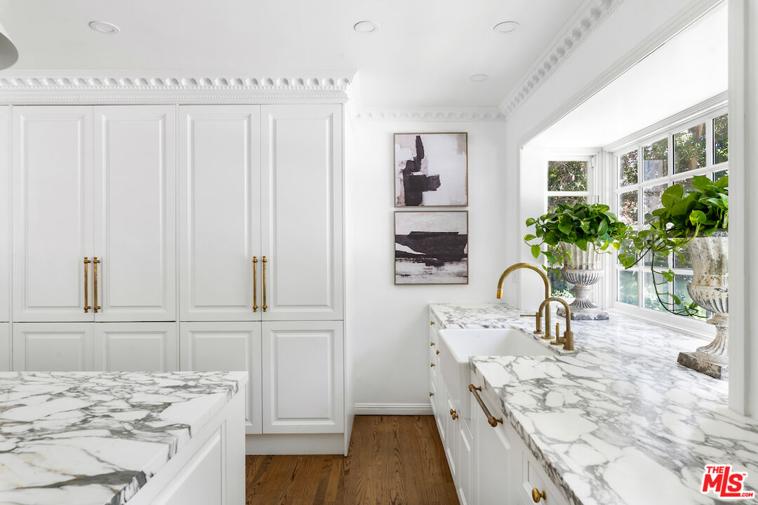 949 Stone Canyon Road Los Angeles, CA 90077 - Photo 15 of 41 a living room with furniture and wooden floor