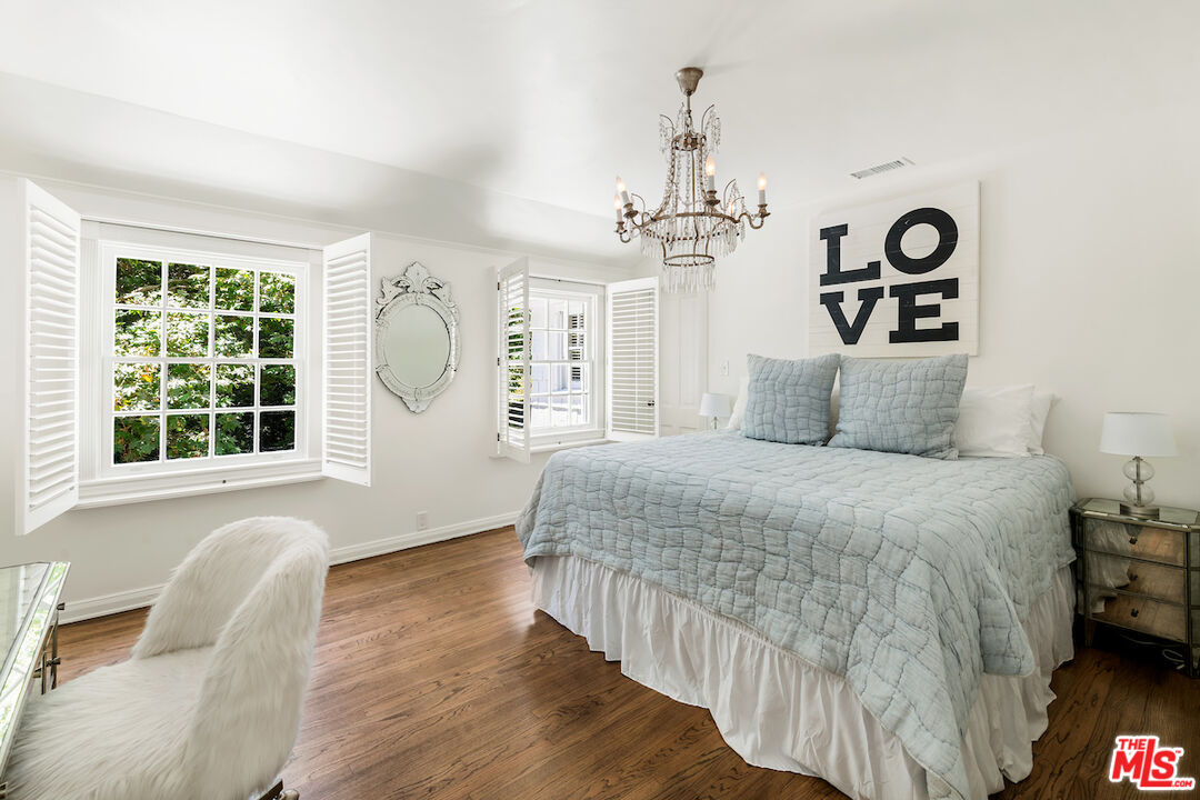 949 Stone Canyon Road Los Angeles, CA 90077 - Photo 27 of 41 a bedroom with a bed and window