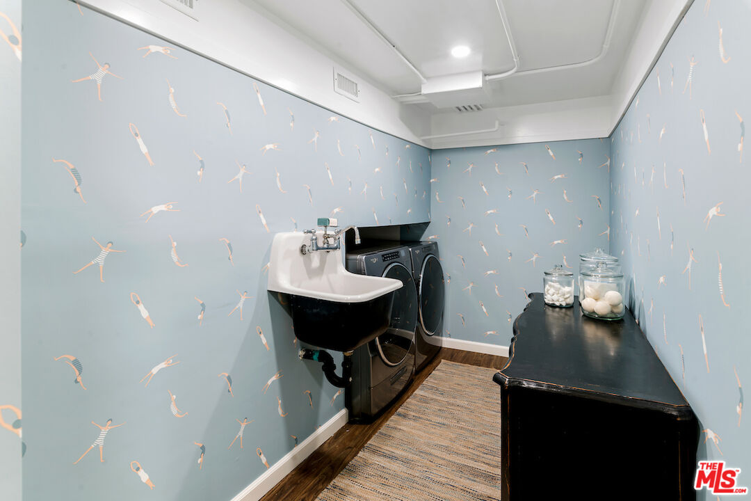 949 Stone Canyon Road Los Angeles, CA 90077 - Photo 33 of 41 a kitchen with a sink and chairs