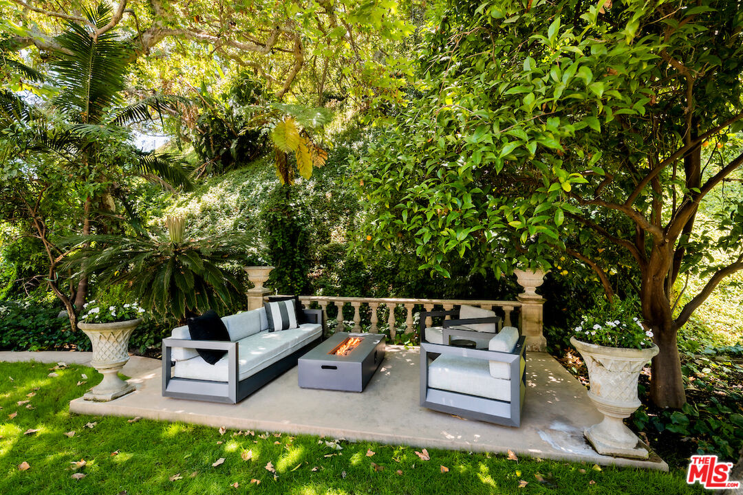 949 Stone Canyon Road Los Angeles, CA 90077 - Photo 35 of 41 a view of outdoor space with seating