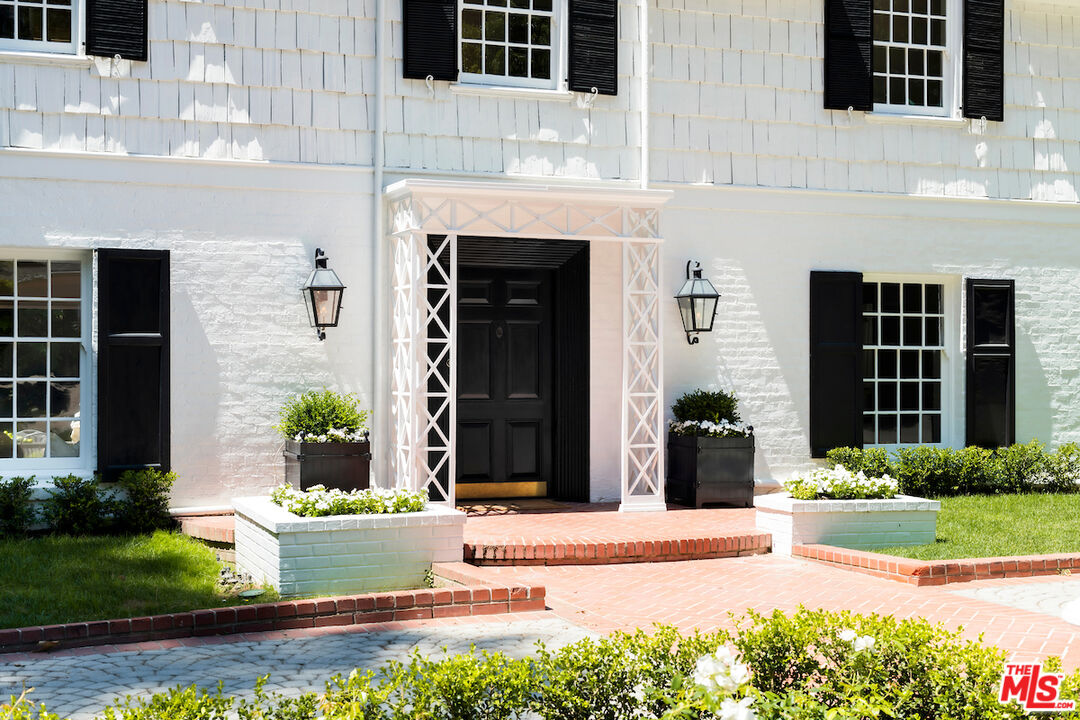 949 Stone Canyon Road Los Angeles, CA 90077 - Photo 4 of 41 a front view of a house with a yard