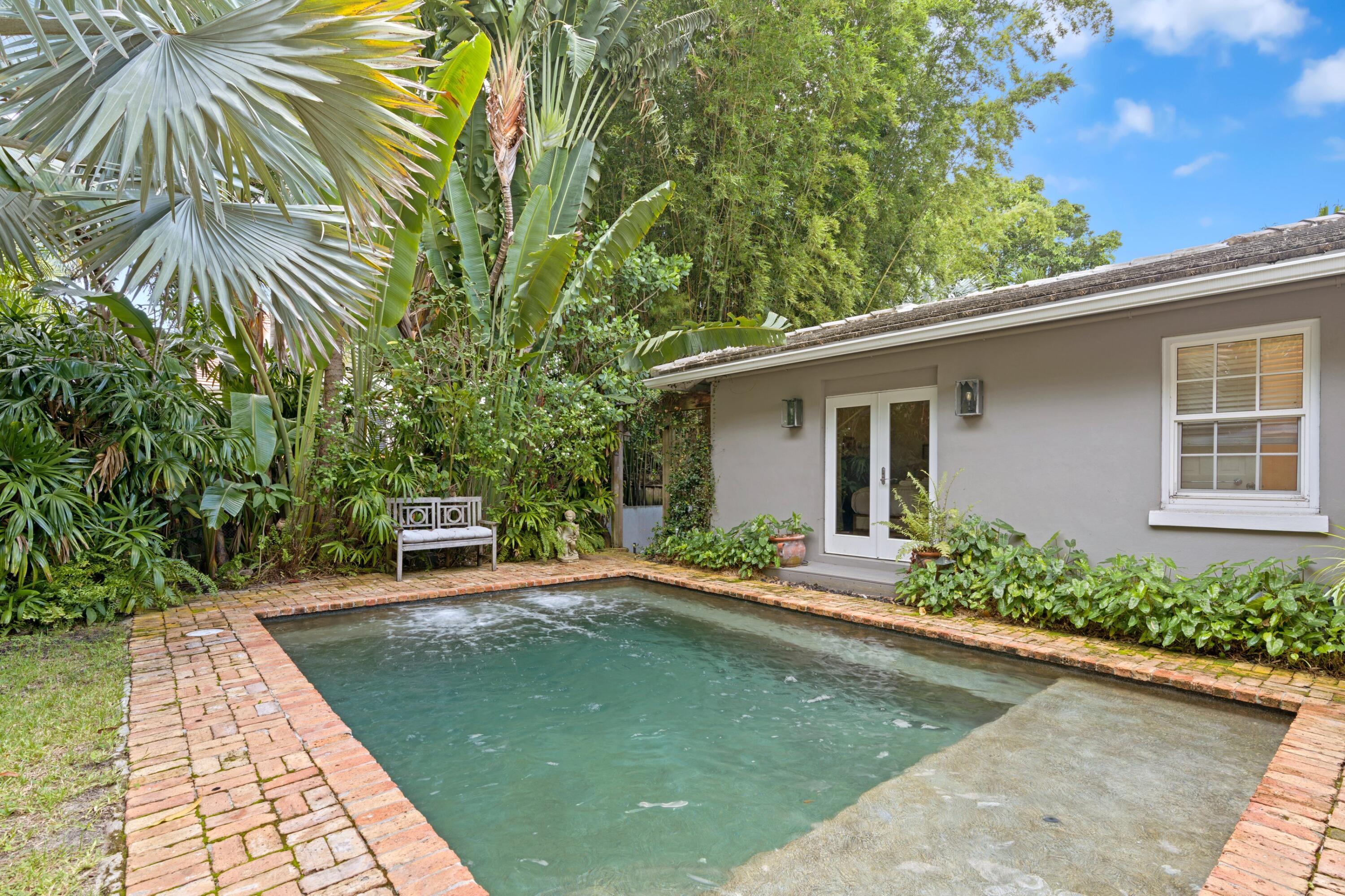 733 Sunset Road West Palm Beach, FL 33401 - Photo 26 of 32 Pool