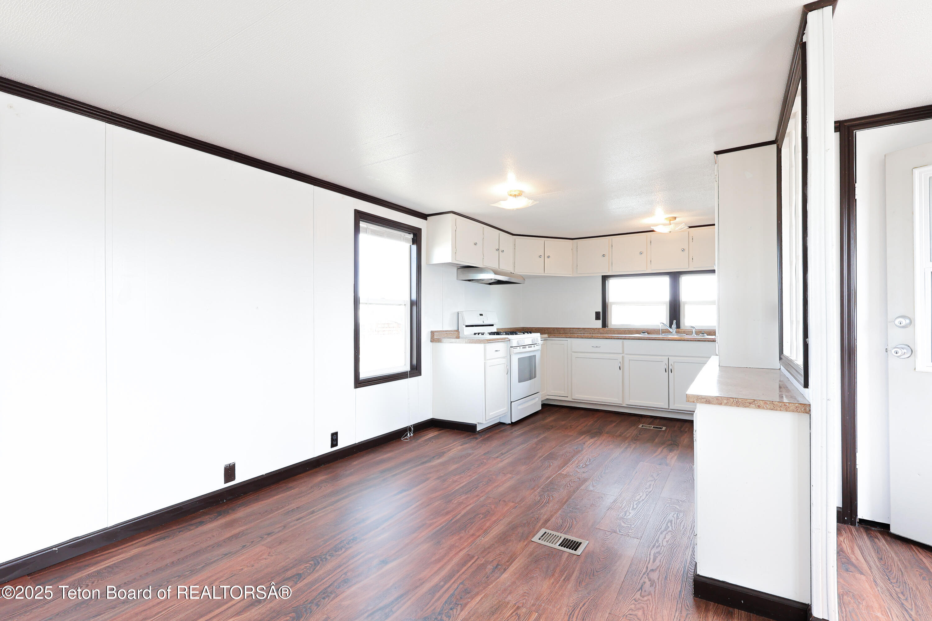 809 3rd Street Marbleton, WY 83113 - Photo 2 of 16 Living Area View | Dining | Kitchen