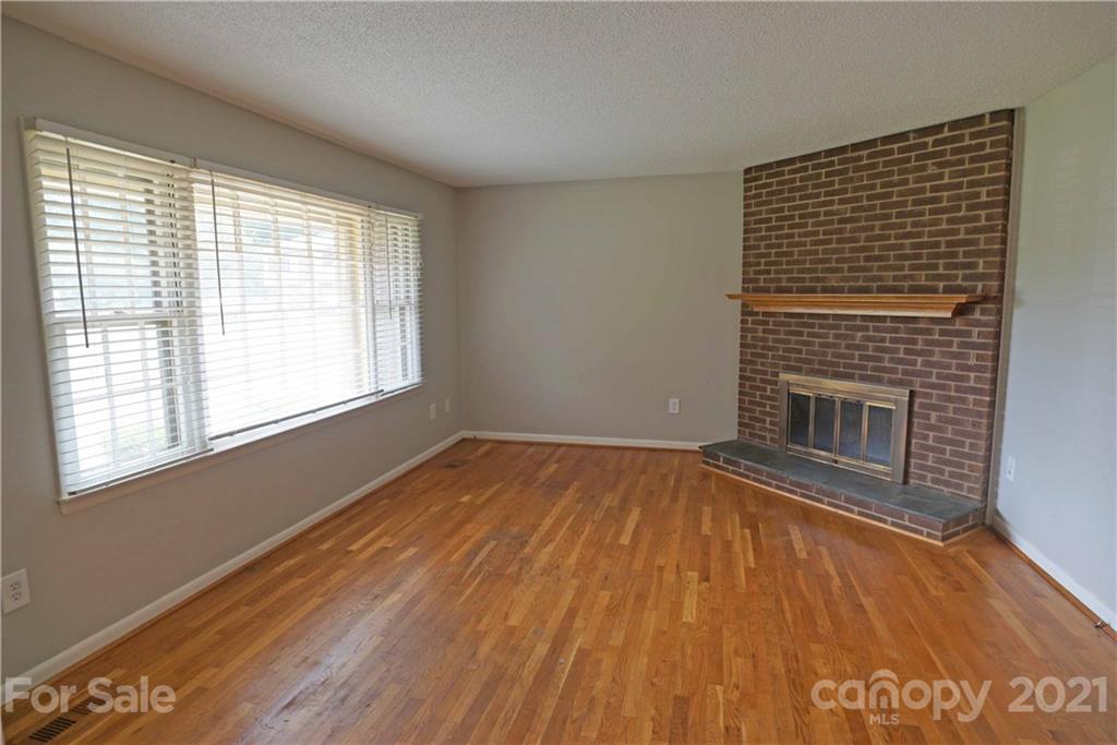 4657 Queens Road Hickory, NC 28602 - Photo 4 of 17 Gallery Image 4