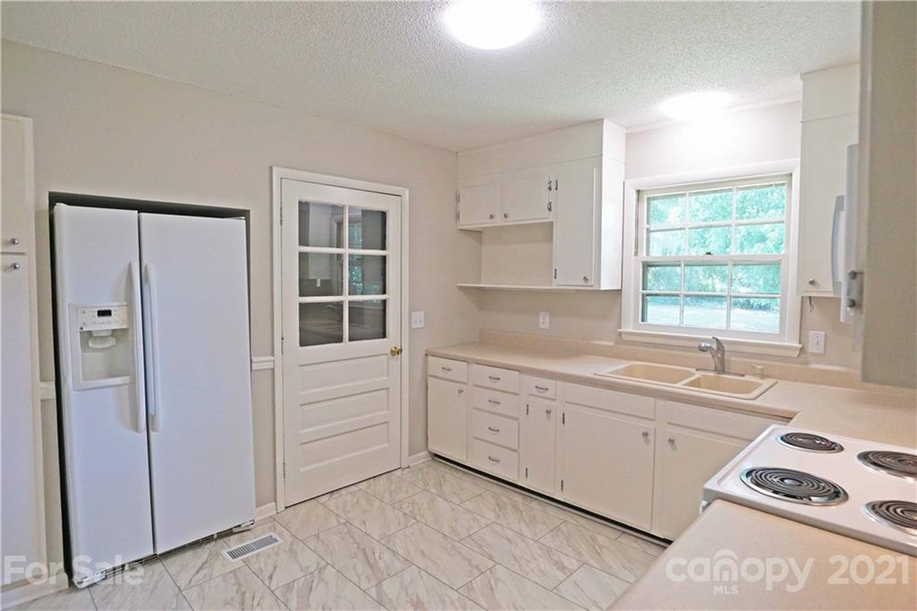 4657 Queens Road Hickory, NC 28602 - Photo 6 of 17 Gallery Image 6