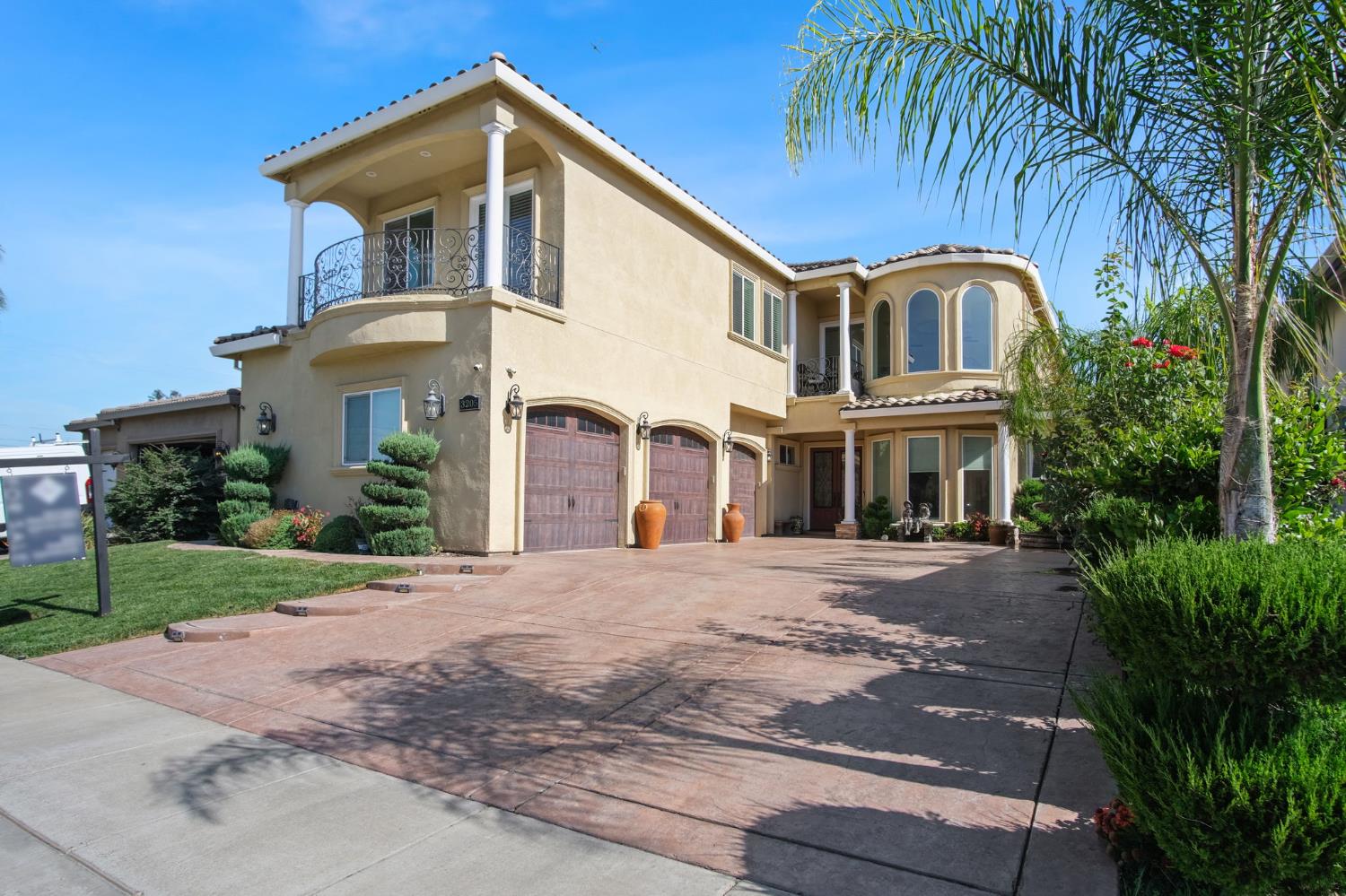 3205 Hillglen Avenue Modesto, CA 95355 - Photo 3 of 45 a front view of a house with a garden