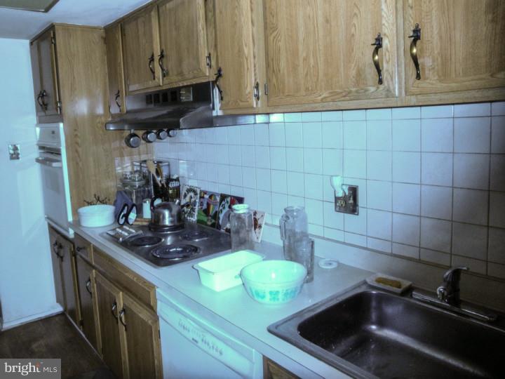 23 Roxborough Place Willingboro, NJ 08046 - Photo 9 of 20 Kitchen