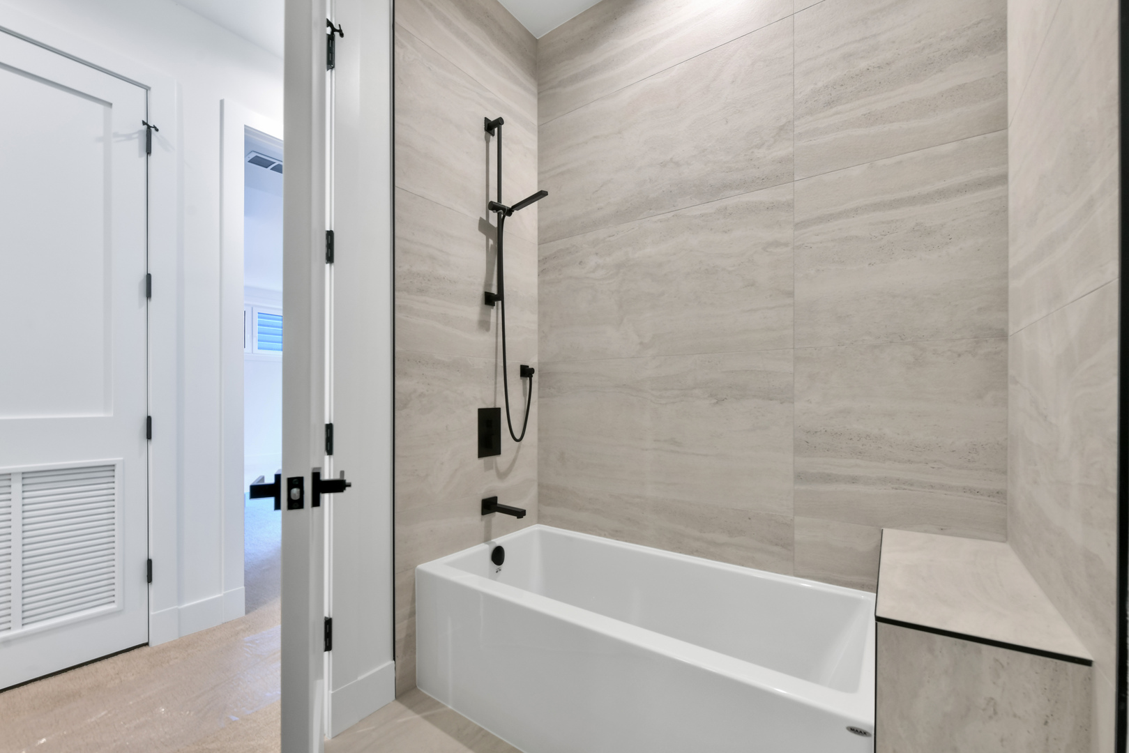 1244 North Kedzie Avenue, Unit 4 Chicago, IL 60651 - Photo 19 of 26 a bathroom with a bathtub