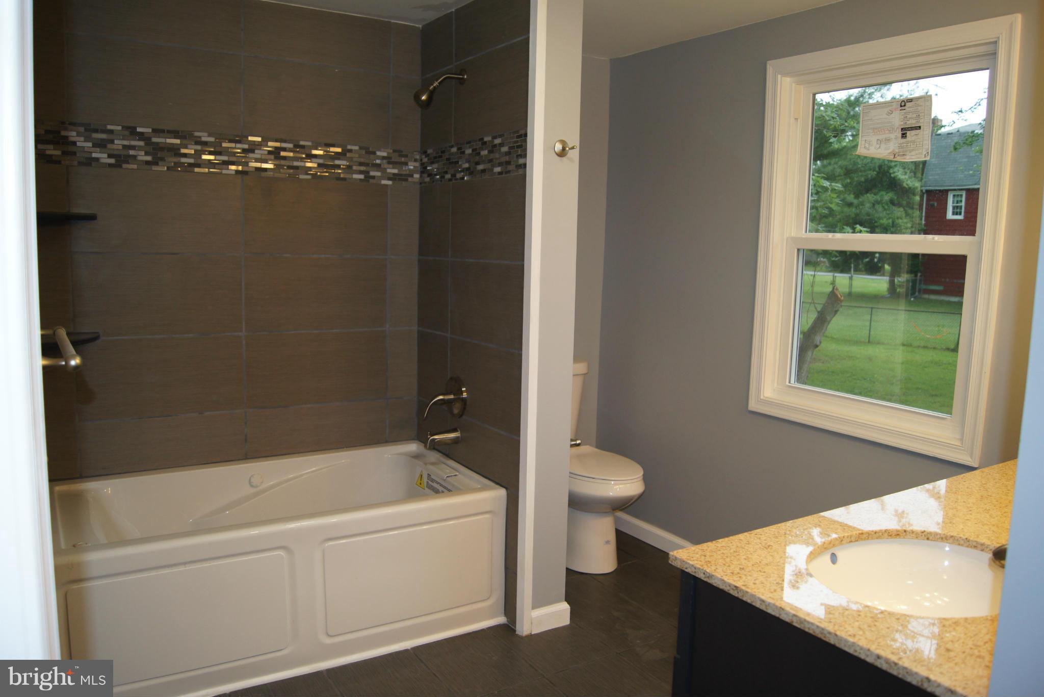 8607 North Point Road Baltimore, MD 21219 - Photo 15 of 25 Bath