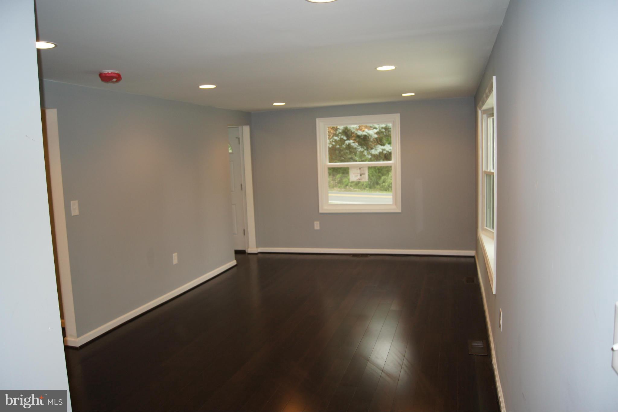 8607 North Point Road Baltimore, MD 21219 - Photo 3 of 25 Living Room