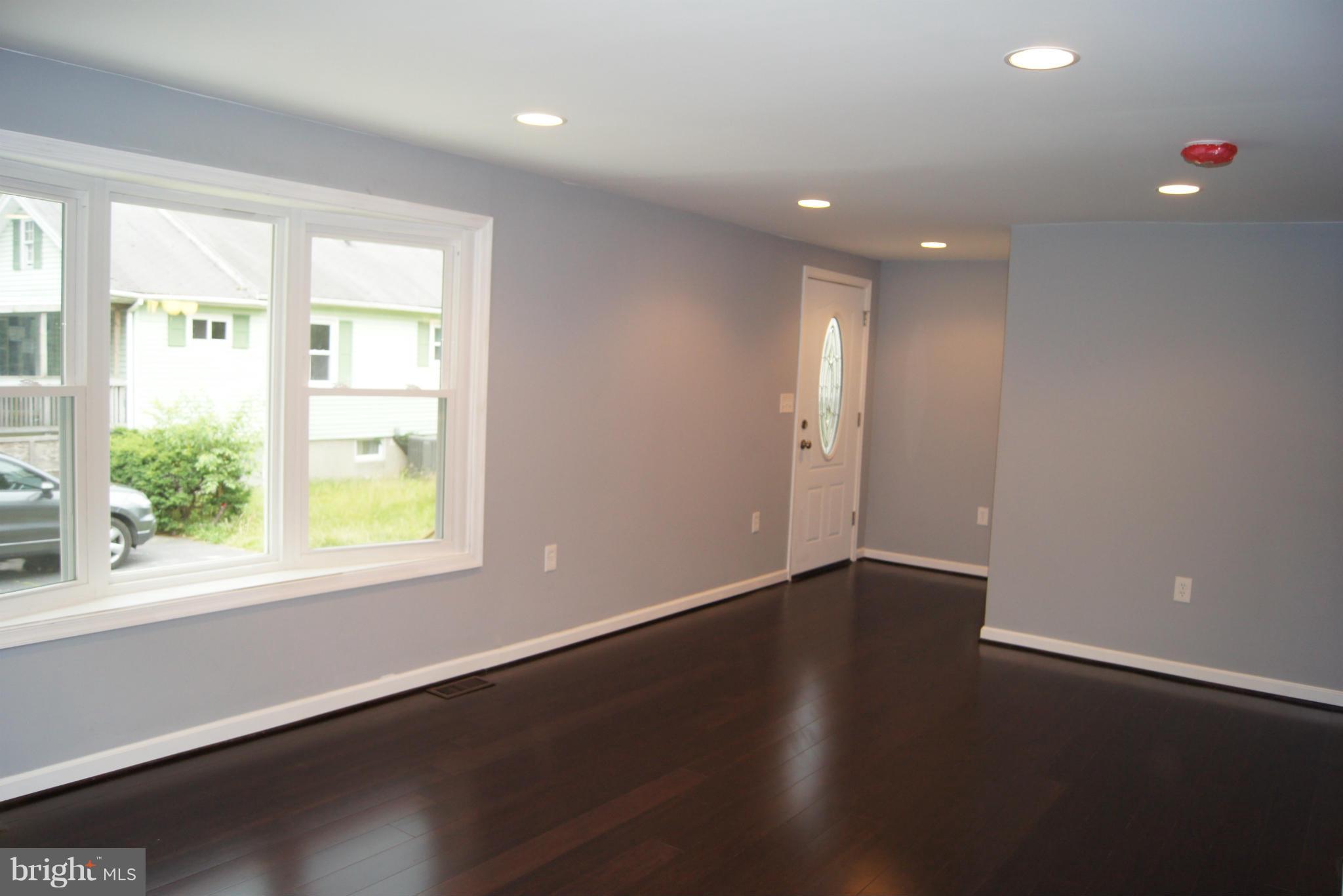8607 North Point Road Baltimore, MD 21219 - Photo 4 of 25 Living Room