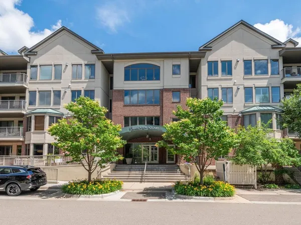 $585,000 | 5225 Grandview Square, Unit 210, Edina, MN 55436
