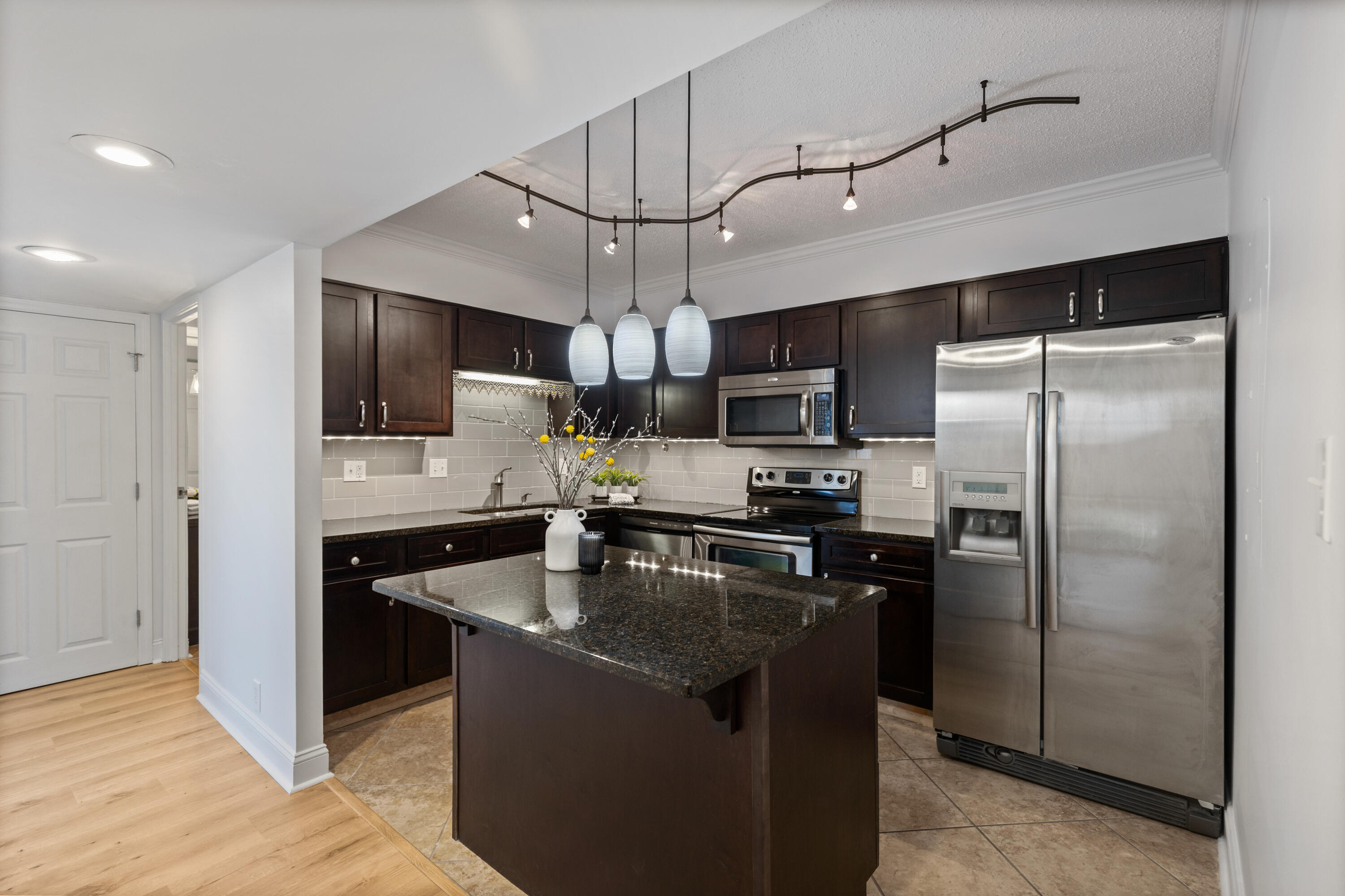 1131 Stringers Ridge Road, Unit 11G Chattanooga, TN 37405 - Photo 15 of 48 PREVIOUSLY REMODELED KITCHEN
