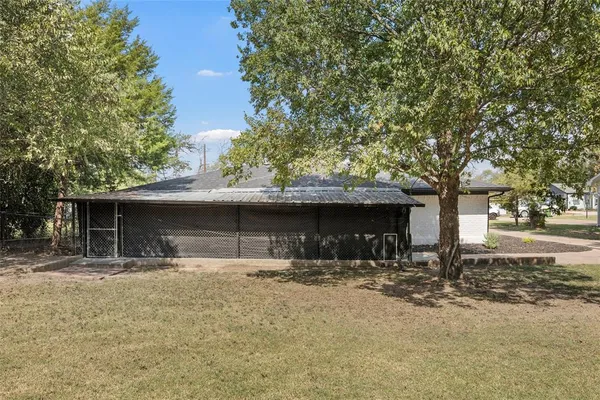 a view of yard with green space