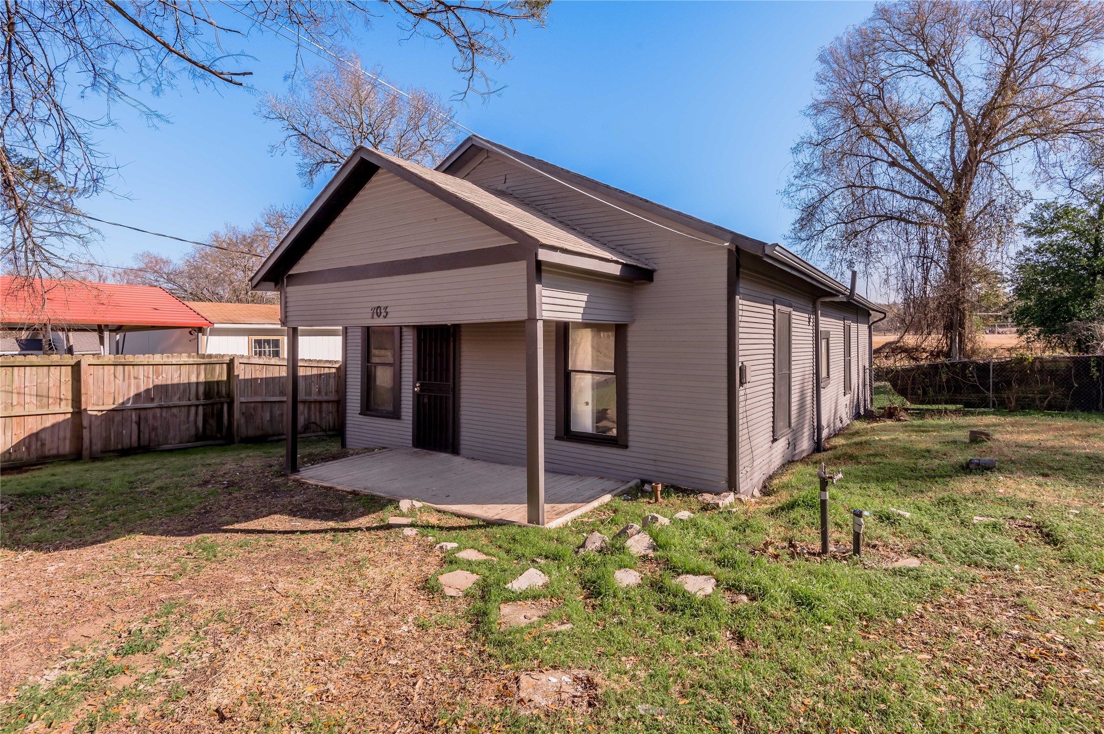 a view of a house with backyard