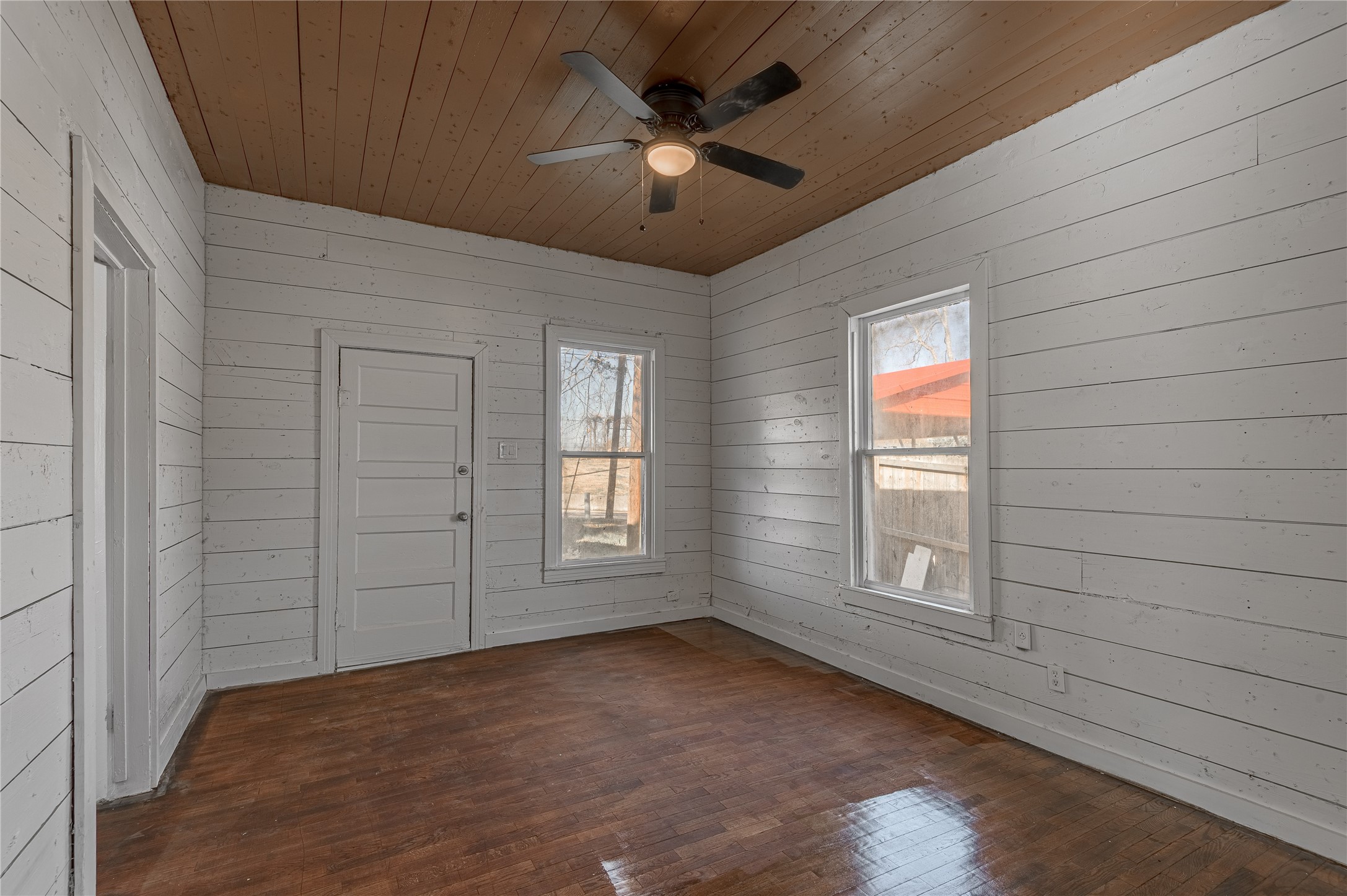 703 Avenue J Huntsville, TX 77320 - Photo 5 of 26 a view of empty room with window and ceiling fan