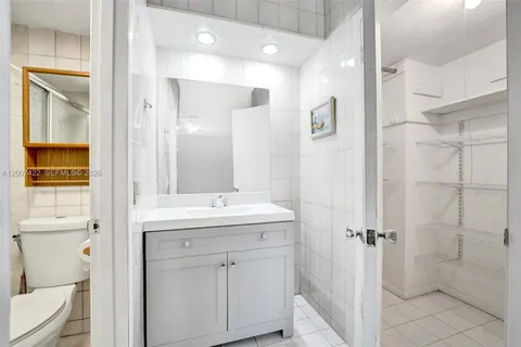 $229,900 | 455 Paradise Isle Boulevard, Unit 104, Hallandale Beach, FL 33009