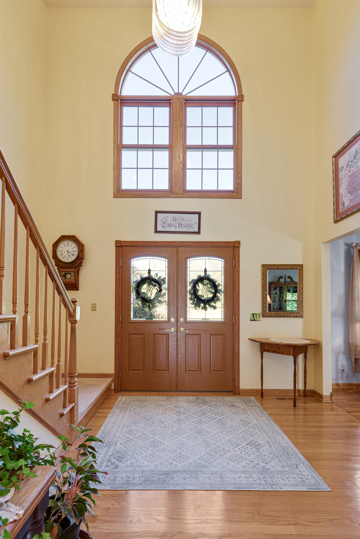 14N600 Timber Ridge Drive Elgin, IL 60124 - Photo 9 of 28 a view of hall way with furniture and paintings on the wall