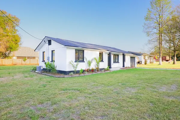 a view of a house with a backyard