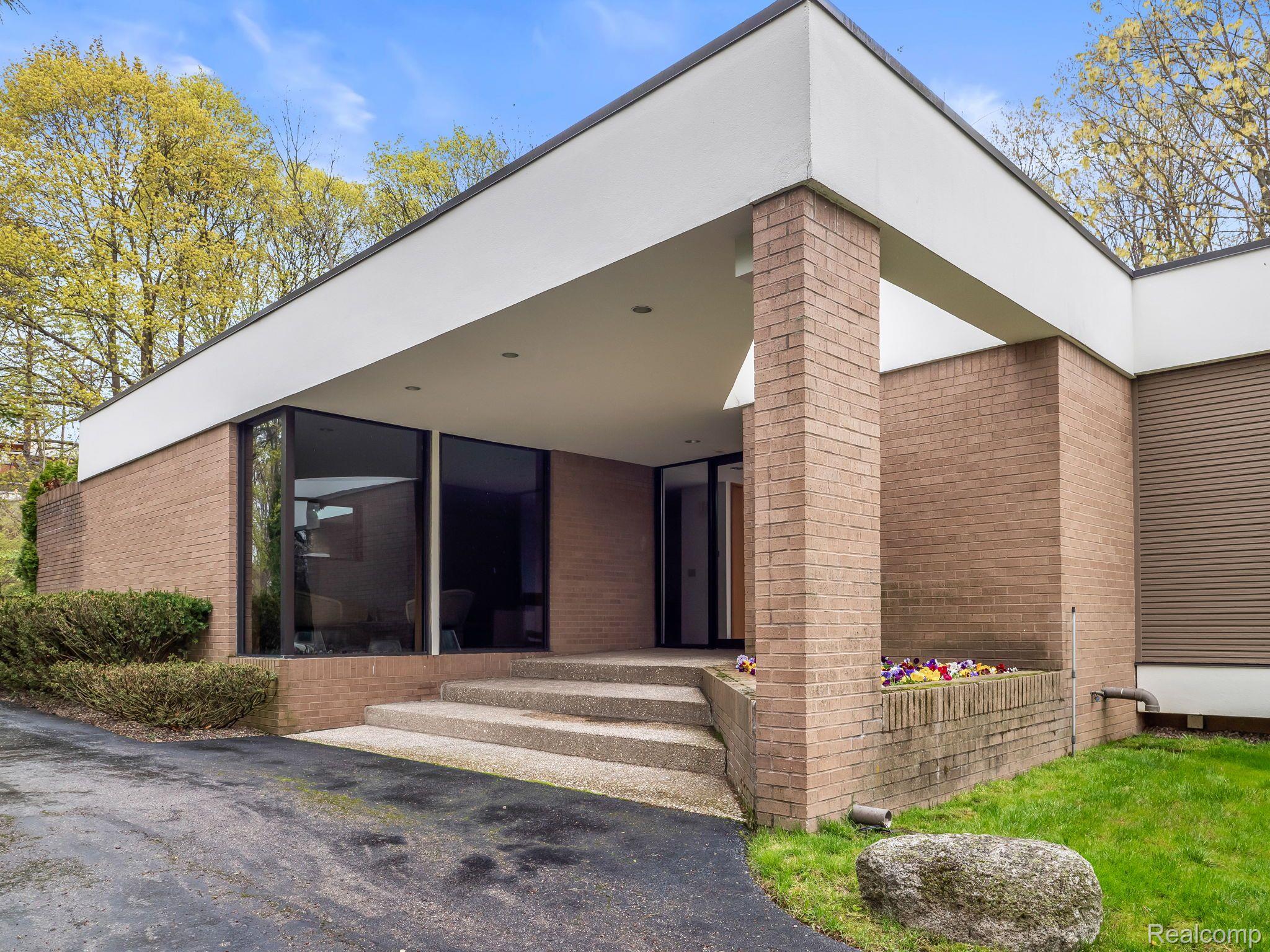 1850 East Vly Road Bloomfield Hills, MI 48304 - Photo 2 of 60 Front Entrance