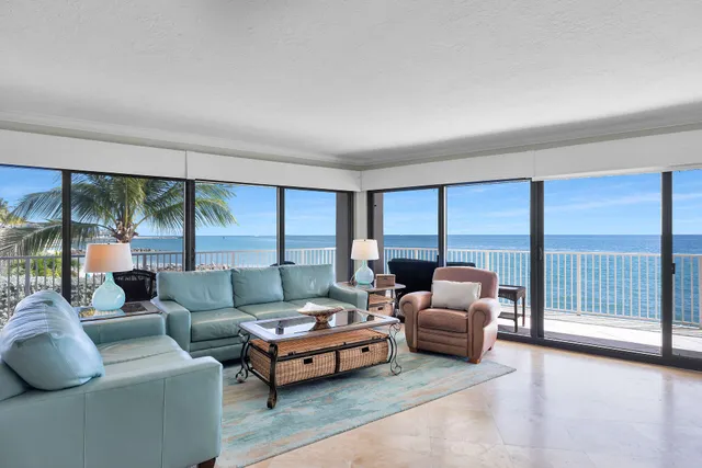 $1,299,999 | 1133 West Ocean Drive, Unit 17, Key Colony Beach, FL 33051