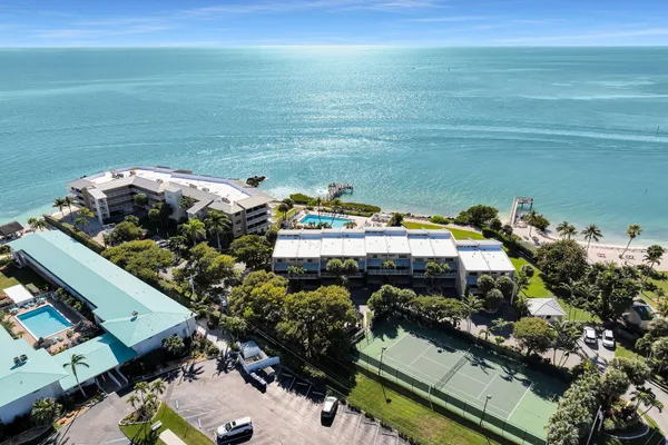 a view of a large building with a big yard
