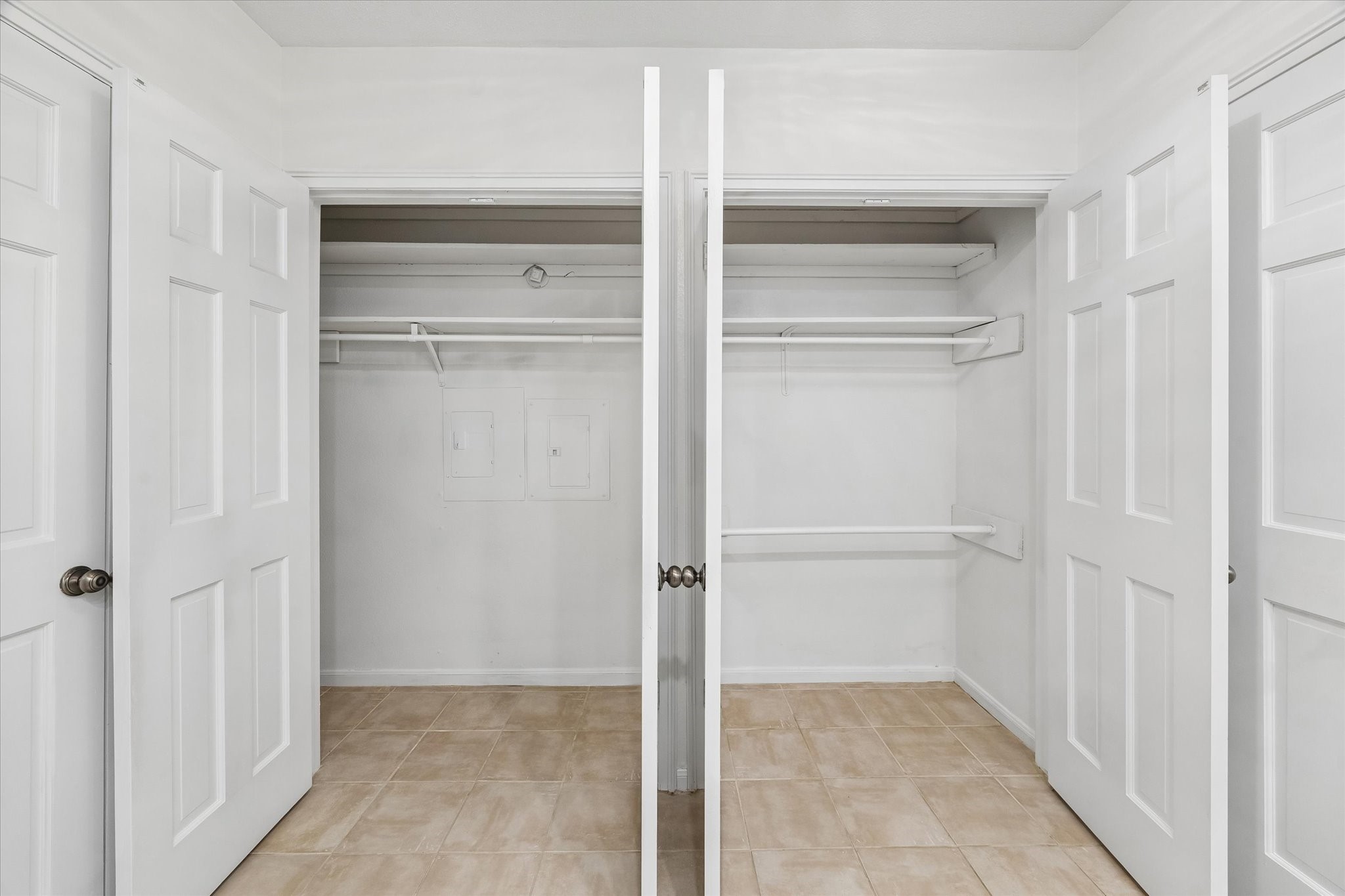 2230 South Piney Point Road, Unit 103 Houston, TX 77063 - Photo 19 of 28 Tons of closet space in Primary Bathroom/suite