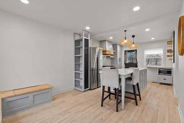 $399,900 | 2718 96th Place, Evergreen Park, IL 60805
