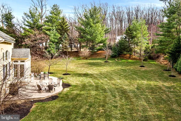 a view of a backyard