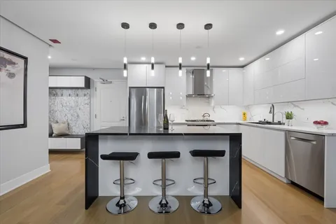 $699,900 | 630 North State Street, Unit 904, Chicago, IL 60654