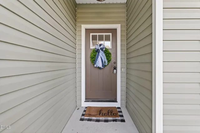 a view of front of a house with a yard
