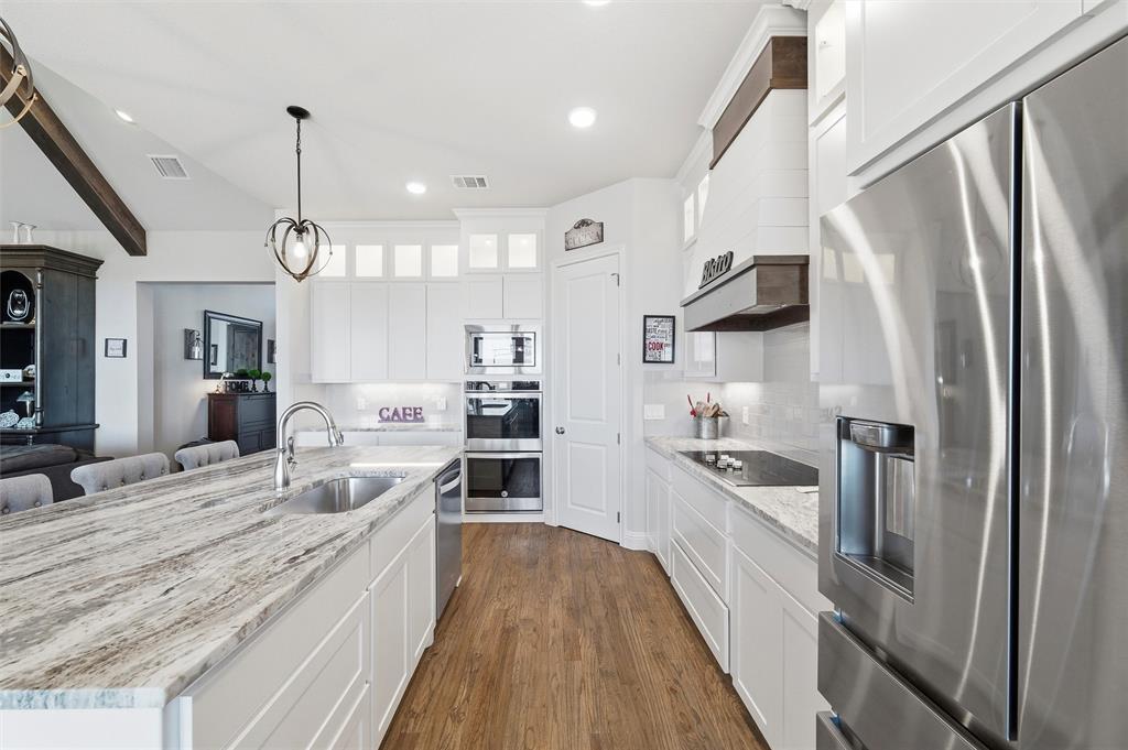 219 Columbia Court Springtown, TX 76082 - Photo 14 of 39