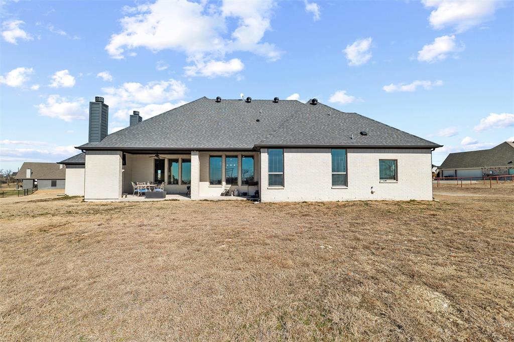 219 Columbia Court Springtown, TX 76082 - Photo 33 of 39