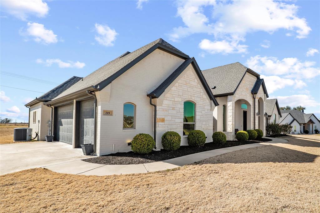 219 Columbia Court Springtown, TX 76082 - Photo 4 of 39