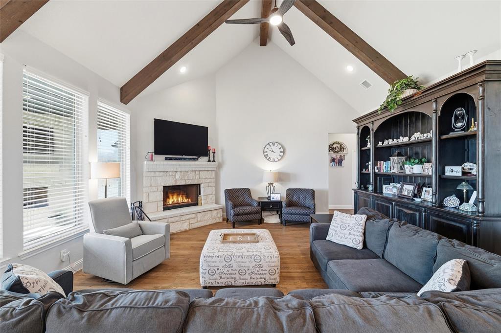 219 Columbia Court Springtown, TX 76082 - Photo 10 of 39