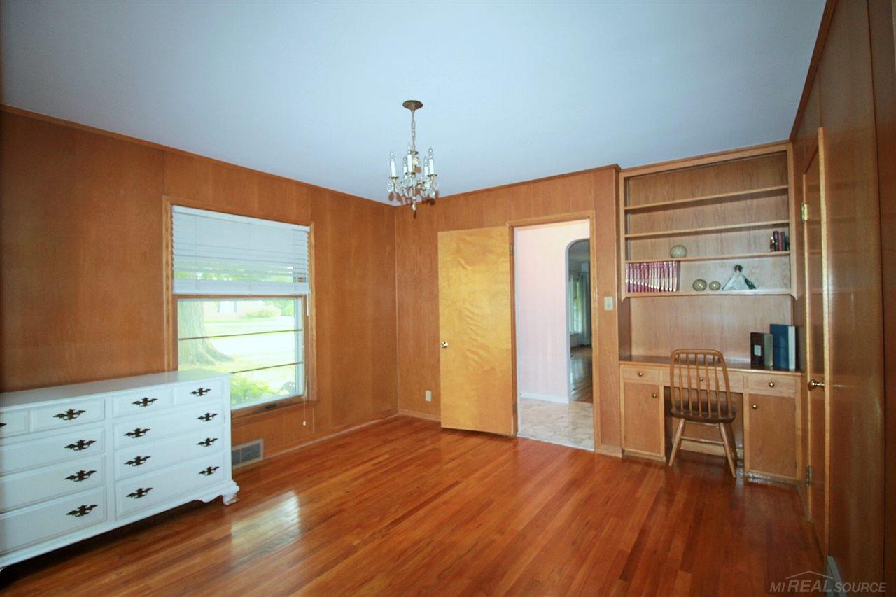 954 South Renaud Road Grosse Pointe, MI 48236 - Photo 27 of 46 31329639-26.JPG