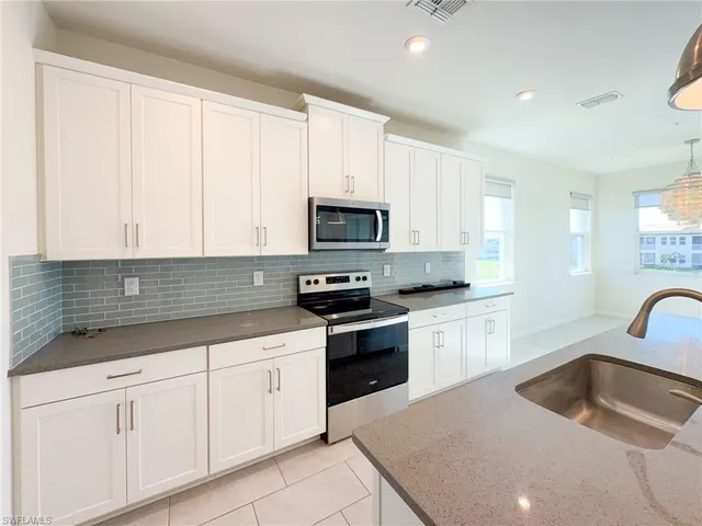 $585,000 | 4721 Arboretum Circle, Unit 201, Naples, FL 34112