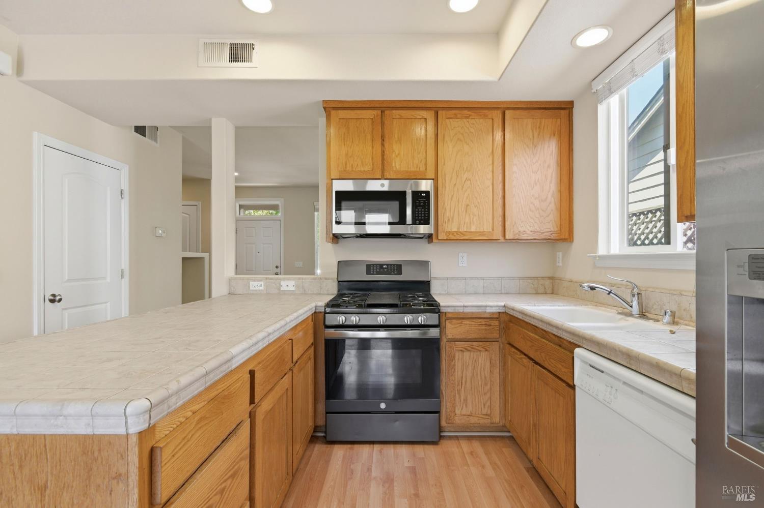 746 Fresno Avenue Santa Rosa, CA 95407 - Photo 12 of 38