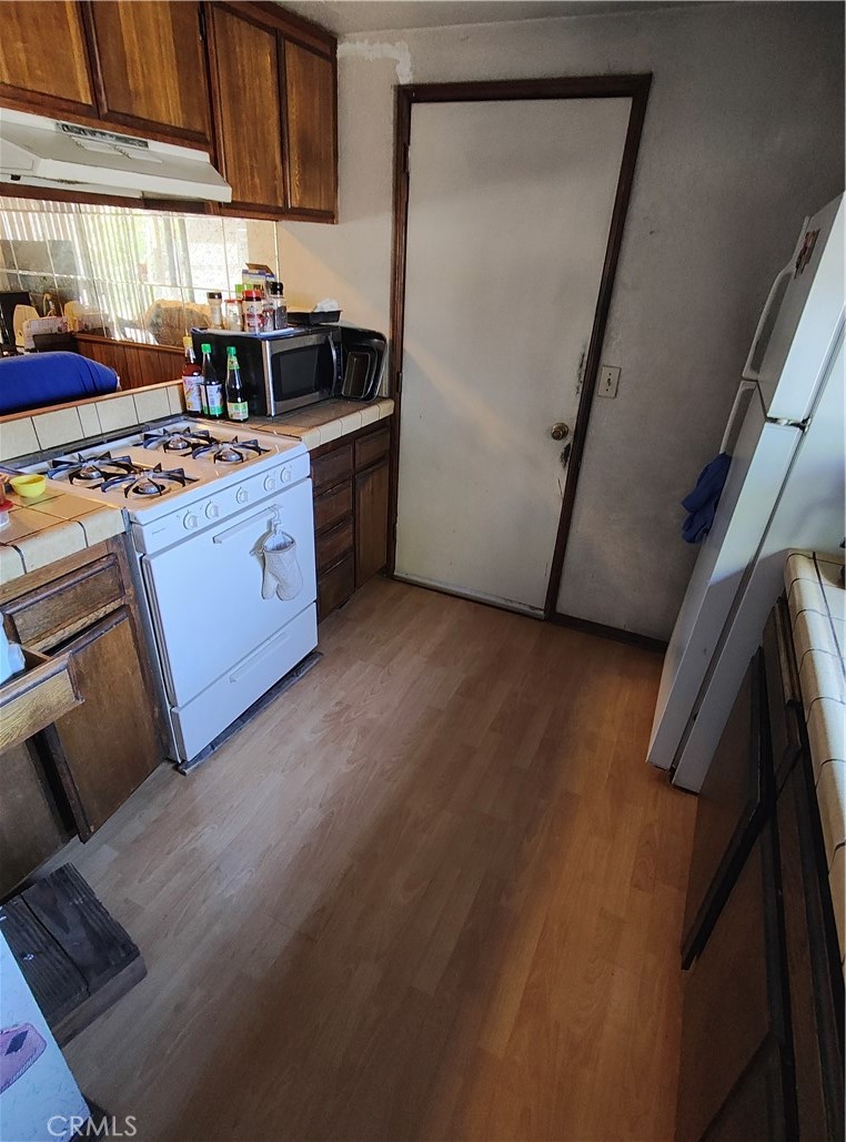 8855 Oneida Avenue Sun Valley, CA 91352 - Photo 19 of 22 a kitchen with stove and cabinets