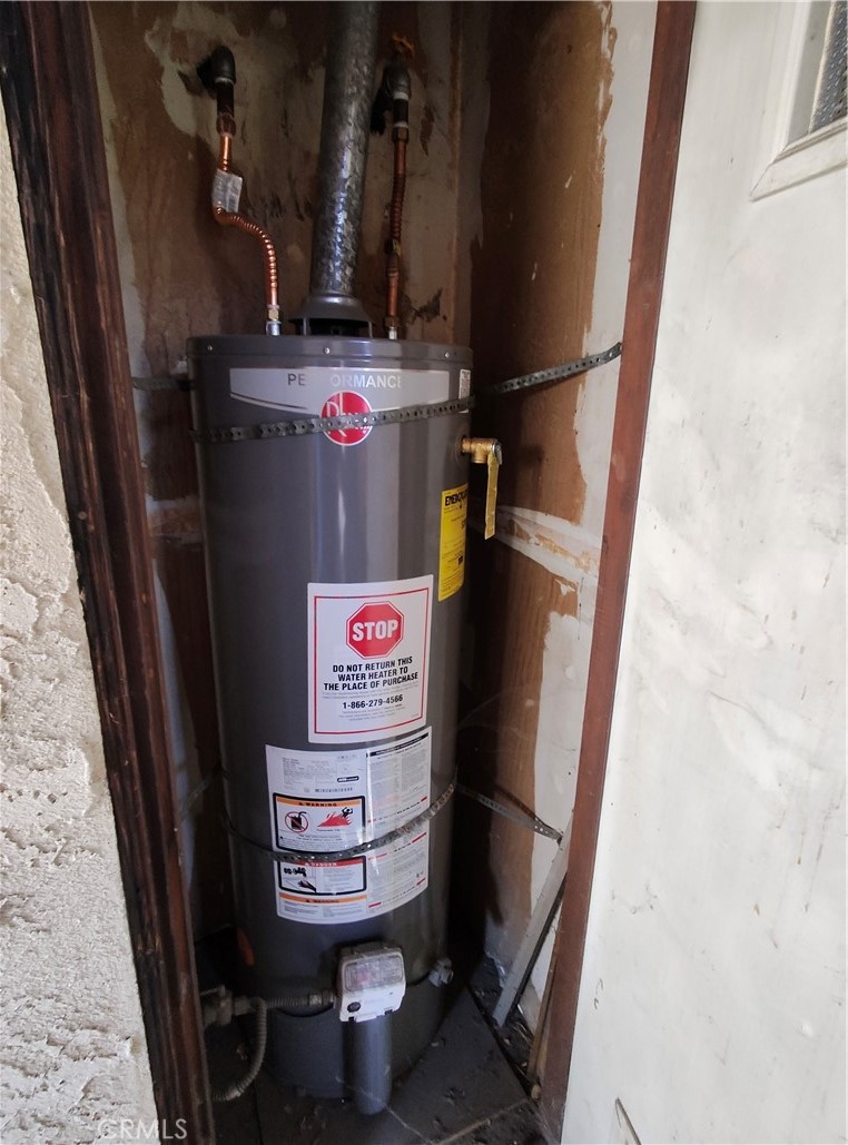 8855 Oneida Avenue Sun Valley, CA 91352 - Photo 22 of 22 a utility room with dryer and washer