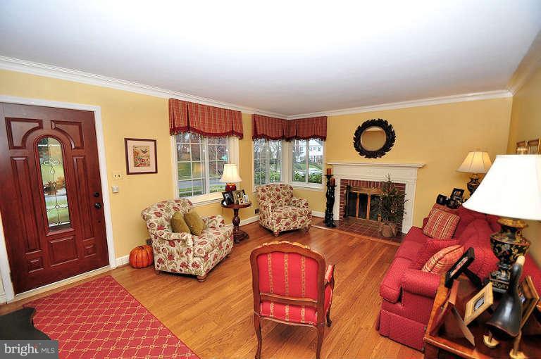 618 Piccadilly Road Towson, MD 21204 - Photo 2 of 30 Living Room