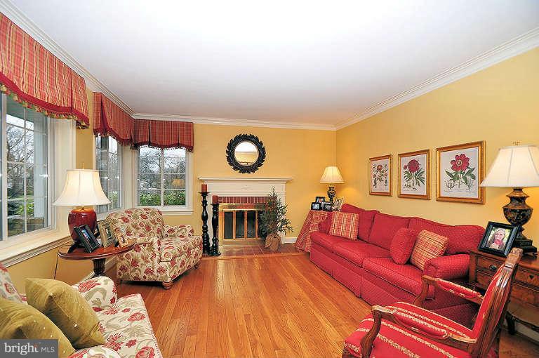 618 Piccadilly Road Towson, MD 21204 - Photo 12 of 30 Living Room