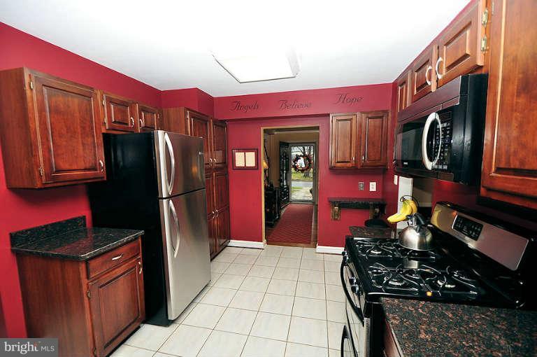 618 Piccadilly Road Towson, MD 21204 - Photo 15 of 30 Kitchen