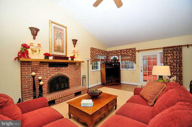 618 Piccadilly Road Towson, MD 21204 - Photo 3 of 30 Family Room