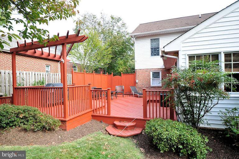 618 Piccadilly Road Towson, MD 21204 - Photo 4 of 30 Exterior (Rear)