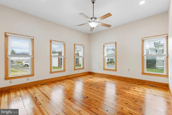 $1,850 | 213 Piccadilly Street, Unit A, Edinburg, VA 22824