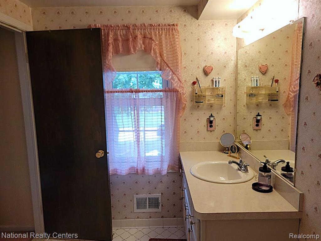 25630 Branchaster Road Farmington Hills, MI 48336 - Photo 30 of 48